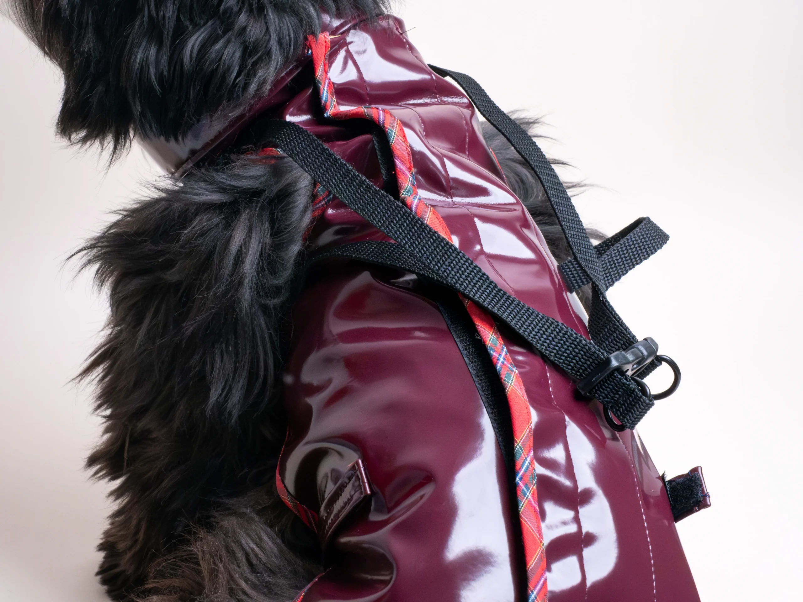Manteau imperméable bleu en tissu upcyclé avec harnais intégré – Style de Woof – Image 3